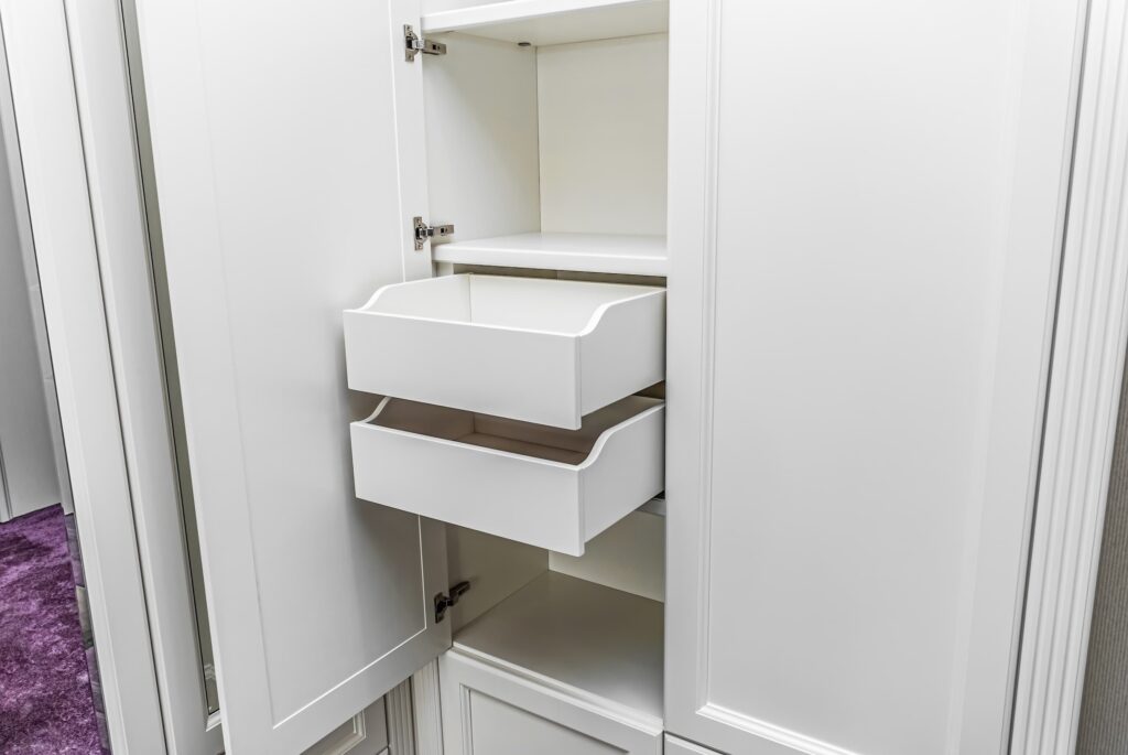 armario-blanco-estilo-clasico-cajones-interiores-estantes-vacios-vista-cerca