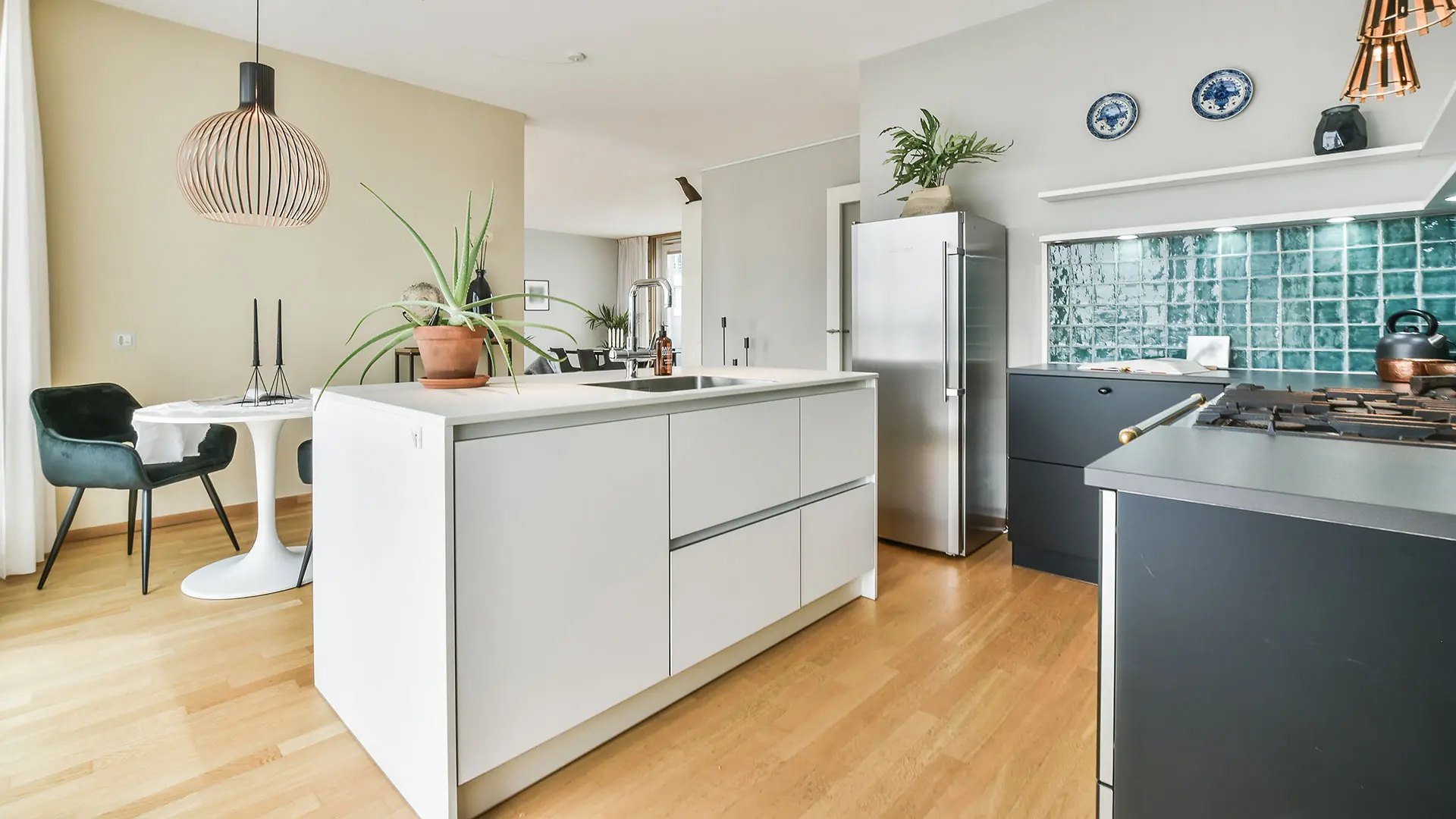 Cocina a medida con isla, muebles con estratificado color blanco y gris oscuro