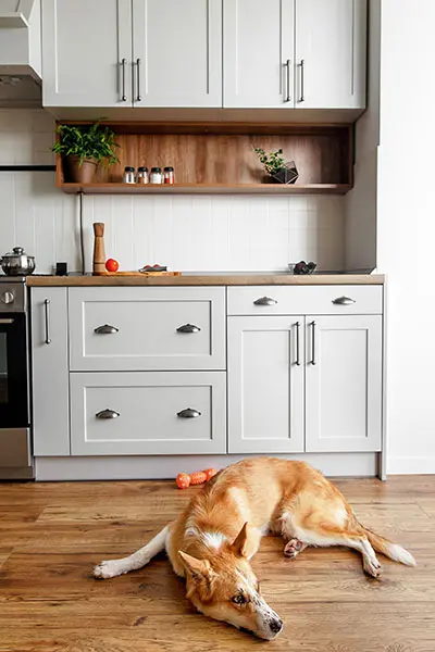 Muebles de cocina a medida estilo rústico combinado blanco y madera